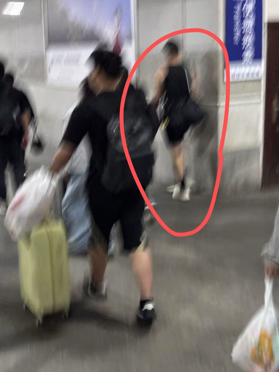 第一次更新火车系列，觉得挺刺激的，图1的帅哥很可惜，一双hd17，看鞋的大小也有44-45过道徘徊半天准备下手的，然后人家到站了，挺高一帅小伙188估计有了怪不得脚这么大p2是一个肌肉男，估计是健身的肌肉很大，穿个黑袜，在这几个车厢来来回回很多次终于等他到睡觉了赶紧拿到厕所45码的鞋猜猜干嘛了😈