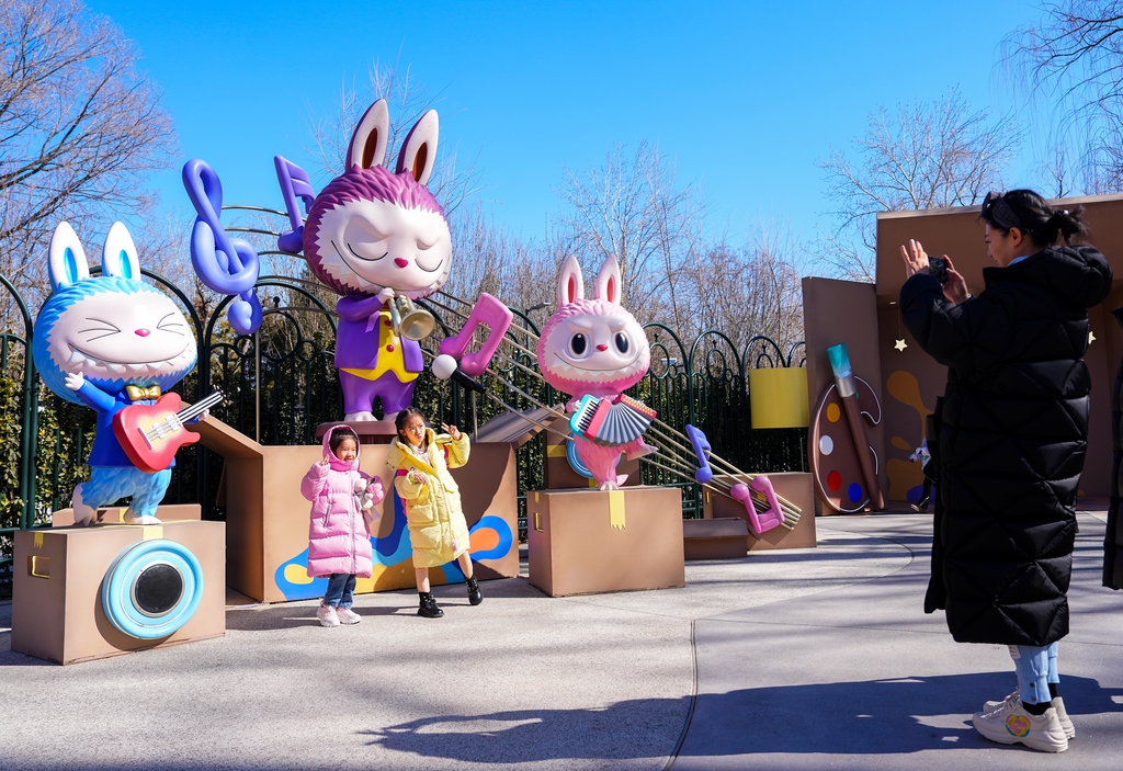 Fueled by the global craze for its "ugly-cute" #Labubu figures, Pop Mart saw a 726.6% YoY revenue surge for The Monsters series, now its largest IP, and an 895–900% spike in North American sales in Q1 2025. With overseas revenue expected to double this year and new regional HQs