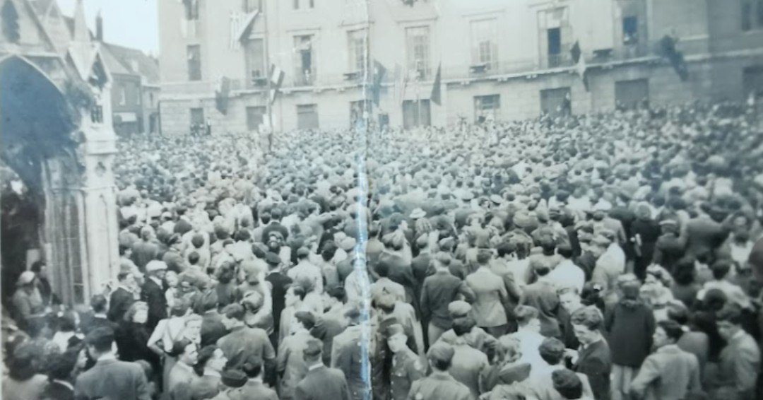 This image shows a very packed Cambridge Market Square on VE Day on 8th May 1945, 80 years ago today, which was a day of joy, relief, and sobriety. Read our latest blog as we remember the sacrifices made and the impact of the War.

museumofcambridge.org.uk/2025/05/ve-day…