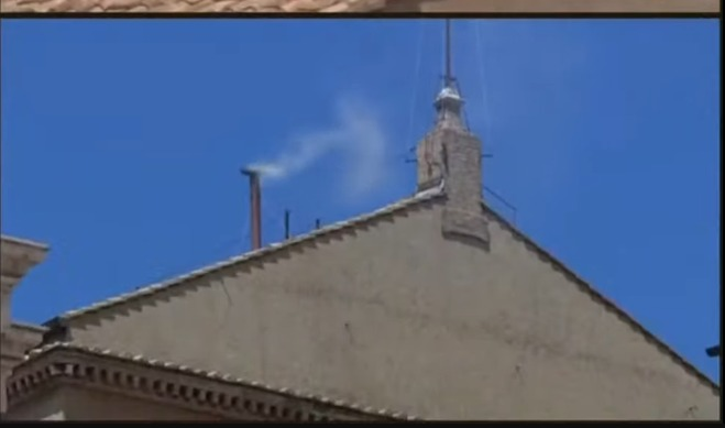 kuoan_'s tweet photo. o vaticano trollando todo mundo essa hora da manhã https://t.co/4W2GMUrzXW