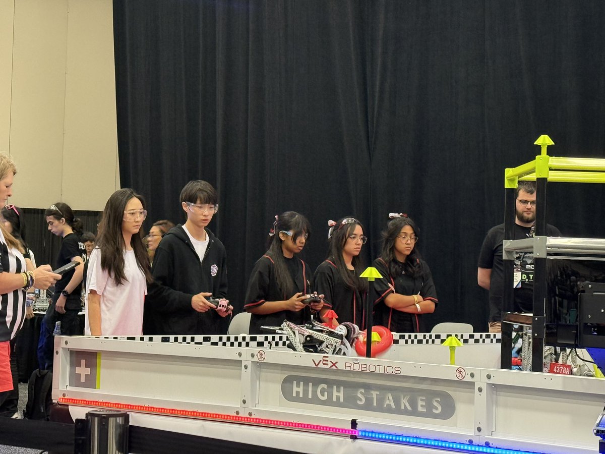 mrbflores_'s tweet image. Day 3 at #VEXWorlds 2025! The @JMHanksRobotics kicks off with Qual 173, allied with Chinese Taipei vs. Minnesota & Alabama. Let’s go, Knights! @HanksGutierrez @bre_terrazas @YsletaISDCTE @hmartinez5yisd