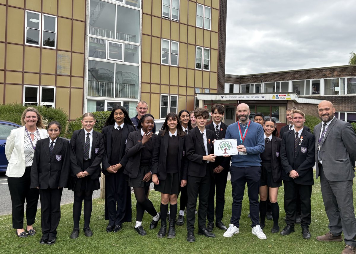 SALENDINE NOOK HIGH SCHOOL ACHIEVES DEMOCRACY FRIENDLY SCHOOL STATUS

Proud to present the democracy award, we’ve worked closely with the school and supported students throughout the programme, including their fantastic foodbank project with the #Huddersfield Town Foundation.