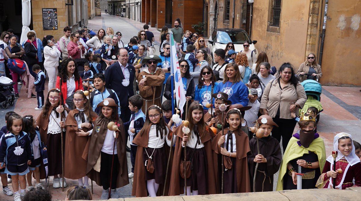 𝗔𝗹𝘂𝗺𝗻𝗼𝘀 del Colegio Amor de Dios 𝗱𝗲 𝗢𝘃𝗶𝗲𝗱𝗼 comienzan el 𝗖𝗮𝗺𝗶𝗻𝗼 𝗣𝗿𝗶𝗺𝗶𝘁𝗶𝘃𝗼 dentro del proyecto europeo 𝙊𝙪𝙧 𝙒𝙖𝙮 𝙩𝙤 𝙎𝙖𝙣𝙩𝙞𝙖𝙜𝙤
Los tenientes de alcalde <a href="/marionavia/">Mario Arias Navia</a> y <a href="/ConchitaMendezS/">Conchita Méndez</a> los han acompañado.
#Oviedoorigendelcamino.