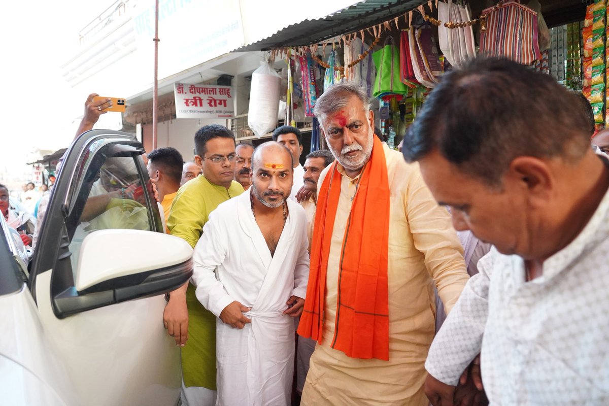 आज छपारा (सिवनी) में परम पूज्य दादा गुरु महाराज जी के सान्निध्य में 'श्री राम मंदिर समिति' द्वारा आयोजित 'शोभायात्रा-नगर भ्रमण' में शामिल होने का सौभाग्य मिला। 

भक्ति और उत्साह के अद्भुत संगम इस पुनीत आयोजन के लिए समिति के सभी सदस्यों को बधाई एवं नगरवासियों को अनंत शुभकामनाएँ।