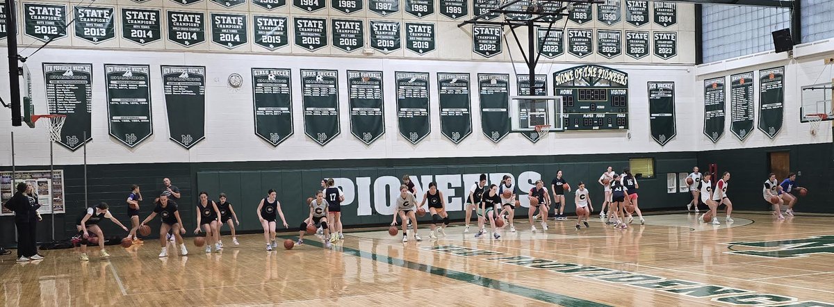 NJ Ladies Hoops "AAU TEAM OF THE DAY"

A terrific 10 year small town Grassroots/AAU program called <a href="/CCBasketballUS/">CC Basketball</a> led by Coaches Phil Perone @ Phil Cronin, <a href="/CoachDeVivo/">Alexandra DeVivo</a> Jon Miller &amp; the Judge...thanks for having me again to visit.

Based out of New Providence HS, players come to