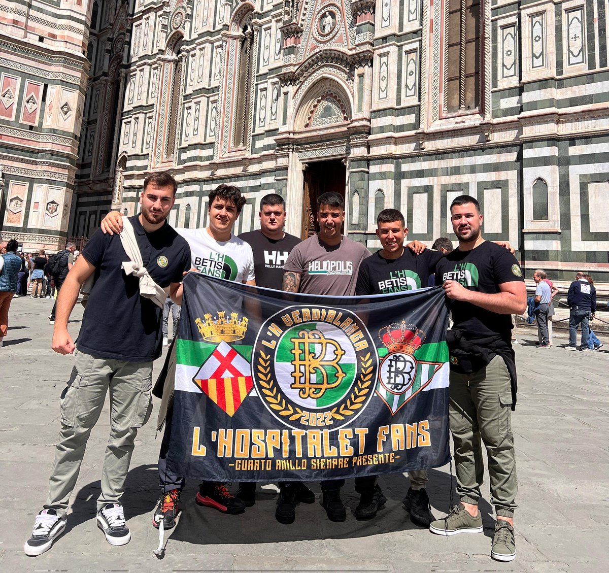 🍀Seis chicos de Hospitalet. Ninguno ha vivido nunca en Sevilla. Viven a 1.000 kilómetros. Y acompañan al Betis allá donde juega. Alguno incluso sin entrada. Estuvieron en Segunda, en Arabia Saudí, en Sabadell, contra el Barça B, en Moldavia... y hoy en Florencia. Locura