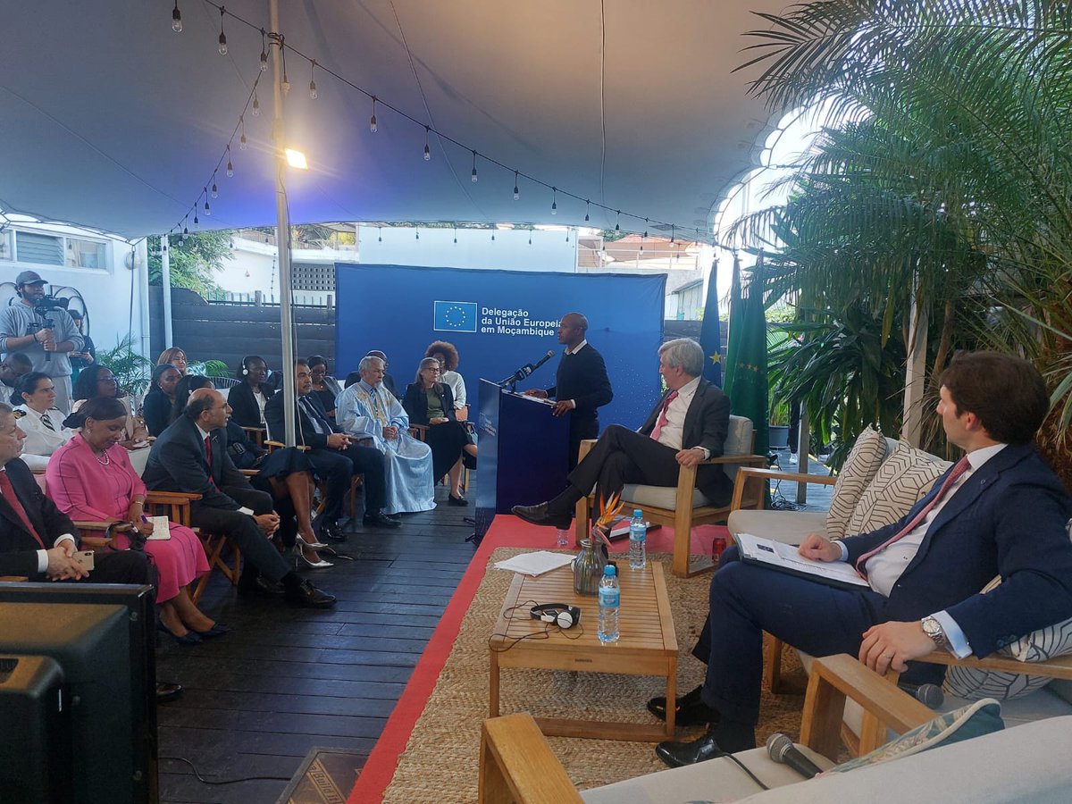 Marking the 25th anniversary of #AUEU partnership, <a href="/EUinMoz/">European Union in Mozambique</a> and <a href="/EUtoAU/">EU Delegation to AU</a> Ambassadors led a debate in Maputo with European &amp; African diplomats, academics, govt reps &amp; civil society about what brings the two continents together and ways into the future. #Multilateralism #EUDiplomacy