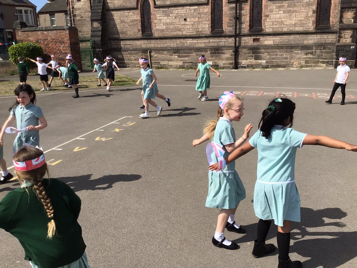 Year 2 have had a lovely day celebrating VE Day 👑🇬🇧
