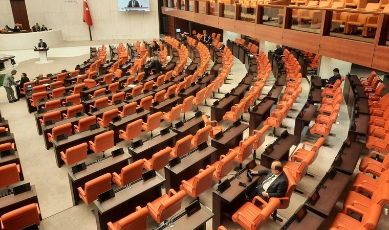 Emekli maaşlarındaki yetersizliğin araştırılması önerileri, AKP ve MHP oylarıyla reddedildi
cumhuriyet.com.tr/siyaset/emekli…