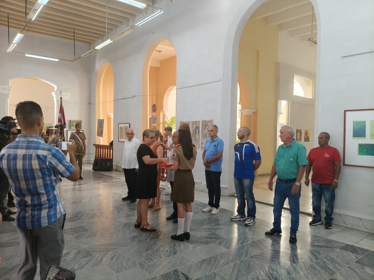 En el día de hoy se le otorgó por parte de la ANIR provincial el sello 8 de Octubre a nuestro destacado Innovador Raúl Rodríguez Hernández presidente del CIR Caibarién por su larga y destacada trayectoria dentro de la ANIR. Muchas Felicidades 
#PorCubaJuntosCreamos