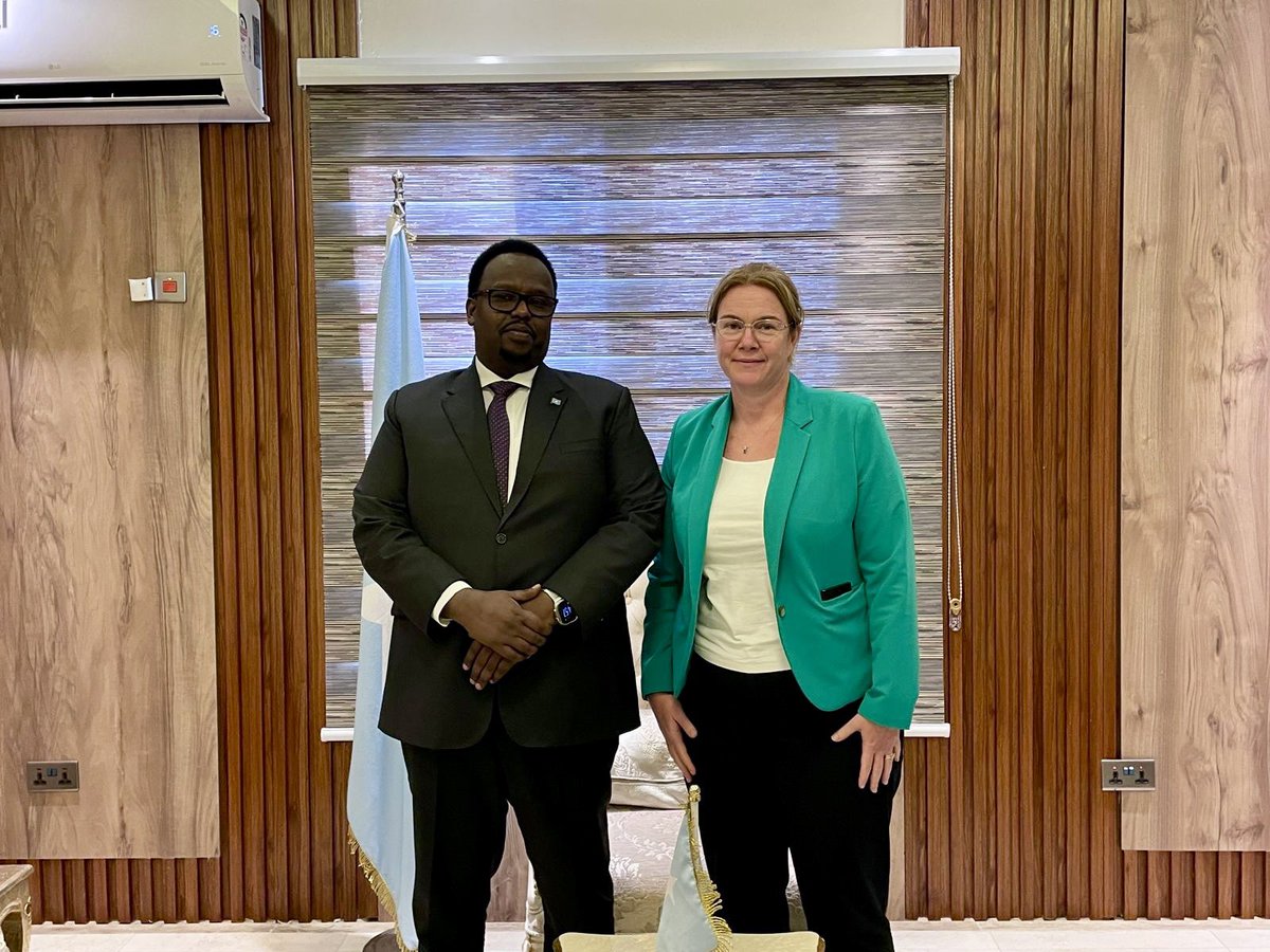Visiting 🇬🇧 DG <a href="/HarrietLMathews/">Harriet Mathews</a> met 🇸🇴 DPM <a href="/SalahJama/">Salah Jama</a> to discuss:

•️ 🏛️ National and regional politics
•️ ✊ Humanitarian need in Somalia
•️ 🌱 Building resilience to climate change

#GoFarGoTogether