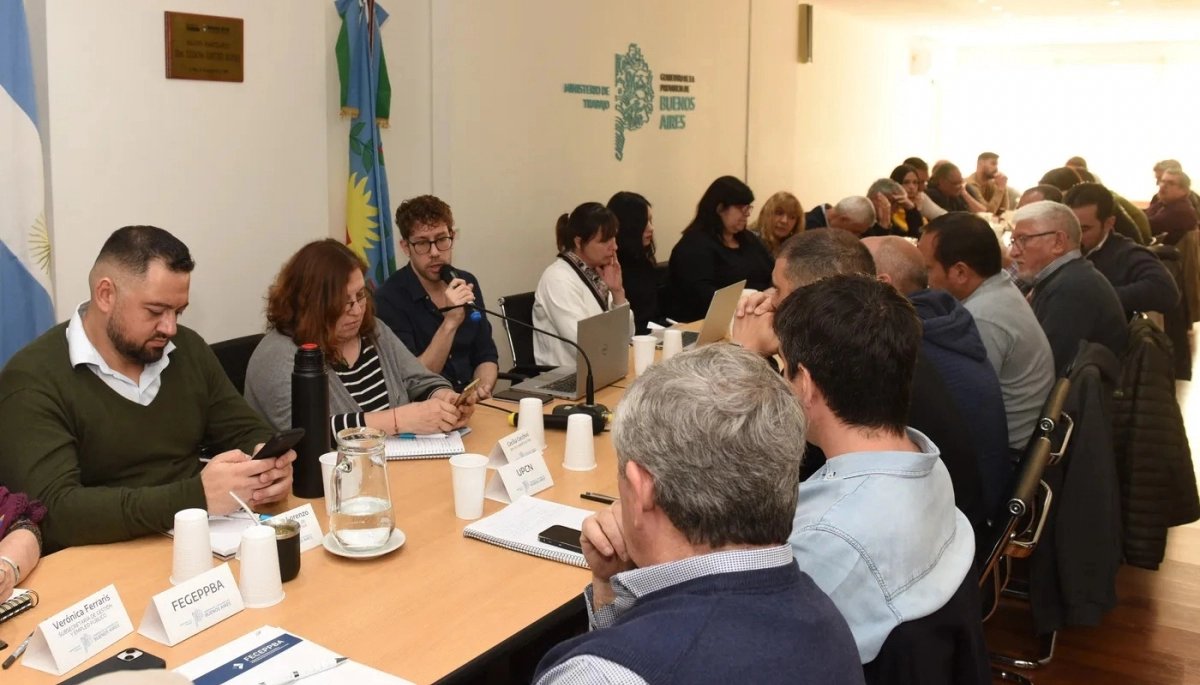 221radio's tweet image. #ElCafecito ☕️| #Aumentos👇

💰@BAProvincia anunció una nueva bonificación salarial de hasta el 115% para empleados estatales con título universitario

➡️Según consta en el texto de la norma, tendrá una implementación progresiva en cinco tramos:

-23% desde el 1° de mayo de 2025