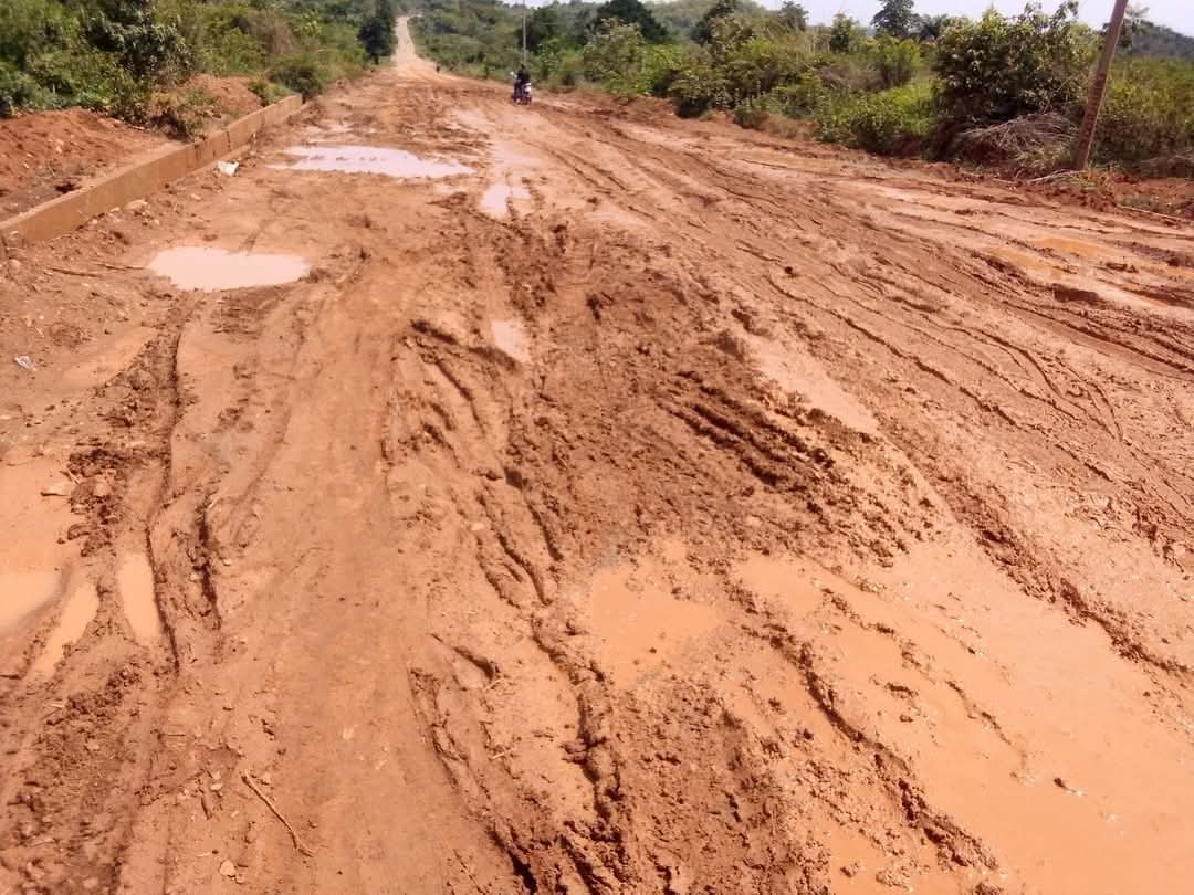 monitng's tweet photo. EMERGENCY!!!

Dear Gov @m_akpakomiza  Minister  @DaveUmahi 

During our recent visit to Akoko Edo, we witnessed firsthand the terrible state of the Ibillo–Igarra–Auchi road, Akoko Edo LGA, Edo State. This critical access route, which connects hundreds of communities in Edo State to the Southwest and the FCT, has become nearly impassable. It is not just a road, it’s the only link many rely on for survival.

The situation is heartbreaking. Only motorcycles can navigate what’s left of the road. Cars and buses are stuck or forced to turn around. We met farmers unable to move their produce, students missing school, and residents cut off from healthcare and basic services. The rainy season has made the road even worse, turning it into a mud trap with no alternative route in sight.

Even more troubling is the rise in insecurity. We spoke to residents who shared their fears about the increasing cases of kidnapping along this corridor. The poor road conditions give criminals free rein, while law-abiding citizens live in fear. This is a humanitarian issue as much as it is an infrastructural failure.

These are communities that have been abandoned. No emergency access, no economic mobility, no government presence. People are frustrated, and rightly so; they are Nigerians, deserving of safe roads and functional public infrastructure. This isn’t just about convenience. It’s about dignity, security, and equal opportunity.

We are calling on the @EdoStateGovt, @DaveUmahi, and the @FMWNIG  to urgently intervene. 

With over ₦750 billion recently approved by the Federal Government for critical road projects across the country, this road must be on the priority list. 

The people of Akoko Edo can no longer wait.