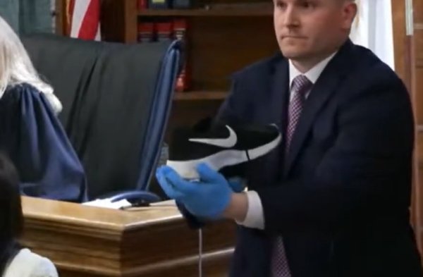 chefcascottccc's tweet photo. After all the bullshit , the SHOES are what gets them!!!#FKR #KarenReadTrial Evidence mishandled, mislabeled, poor techniques used throughout investigation, trial 1.0 &amp; now continued into 2.0 #WTFAWDH https://t.co/2DyrmG6dFl