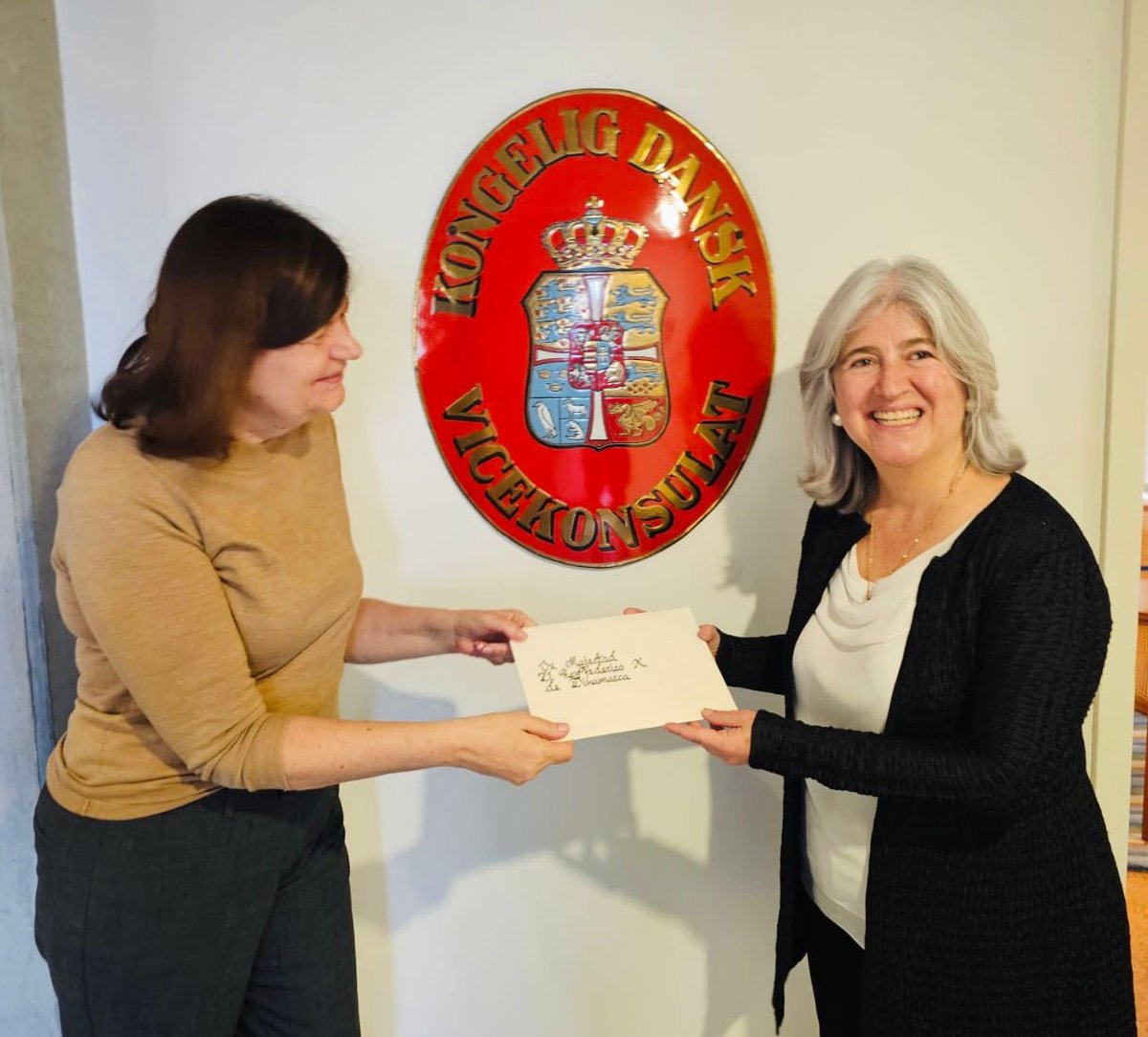 📜✨ El pasado viernes 2 de mayo,  entregué oficialmente las copias de estilo ante la Jefa de Protocolo de Dinamarca, Sra. Anne Dorte Riggelsen. Este acto protocolario marca con entusiasmo el inicio de mi labor en Dinamarca, con el firme compromiso de fortalecer los lazos de