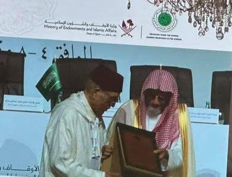 فخر للمغرب وعز لعلمائه

تكريم العلّامة الفقيه الدكتور الشيخ حمداتي شبيهنا ماء العينين، ممثل المملكة المغربية في مجمع الفقه الإسلامي الدولي، ضمن الرعيل الأول من المؤسسين لهذا الصرح العلمي الراقي.
قامة علمية بصمت مسار المجمع بإسهامها المتميز في خدمة الفقه والاجتهاد.
#المغرب