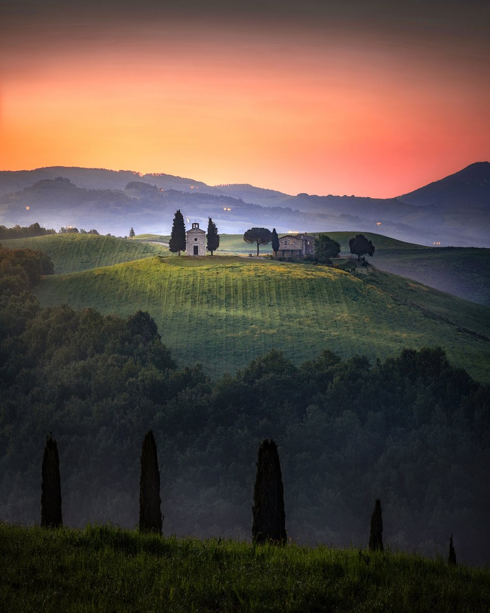 Rolling hills and cypress trees in Tuscany 🇮🇹