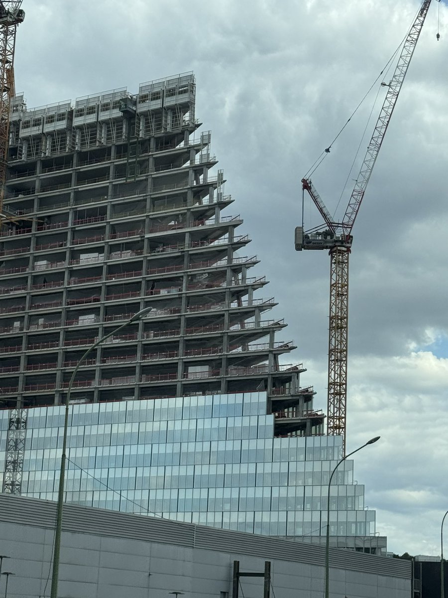 🚨 ça vient emmerder les francais sur l’urgence climatique, la pollution, le bilan carbone, les ZFE…. et ça construit une tour immonde avec un bilan carbone catastrophique ! Arrêtez de prendre les français pour des abrutis ! #escrologie