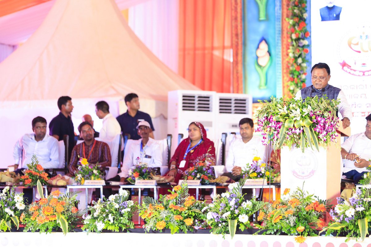 Ganjam_Admin's tweet photo. ଗଞ୍ଜାମ ଗସ୍ତ ଅବସରରେ ଆଜି ପୁରୁଷୋତ୍ତମପୁର ଗାଙ୍ଗଦହଣୀରେ ମାନ୍ୟବର ମୁଖ୍ୟମନ୍ତ୍ରୀ ଶ୍ରୀ ମୋହନ ଚରଣ ମାଝୀଙ୍କ ଉପସ୍ଥିତିରେ ଏକ ସାଧାରଣ ସଭା ଆୟୋଜିତ ହୋଇଥିଲା। ଏଥିରେ ଗାଙ୍ଗଦହଣୀ ଉଚ୍ଚ ବିଦ୍ୟାଳୟର ପୂର୍ବ ଛାତ୍ର, ଶିକ୍ଷକ ଓ ଅନ୍ୟାନ୍ୟ ଗରିମାମୟ ବ୍ୟକ୍ତିବିଶେଷଙ୍କୁ ମାନ୍ୟବର ମୁଖ୍ୟମନ୍ତ୍ରୀ ସମ୍ମାନିତ କରିଛନ୍ତି।
@CMO_Odisha https://t.co/TRRxnRIZrY