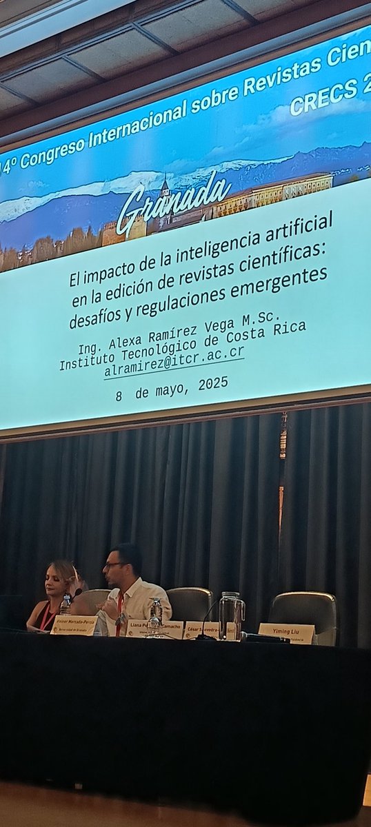 vyancelibrarian's tweet image. Moderación de @amdelvaz en la mesa: Sesión 4 en #crecs2025
🪈Inteligencia artificial en los procesos de edición
Buenas experiencias e investigaciones