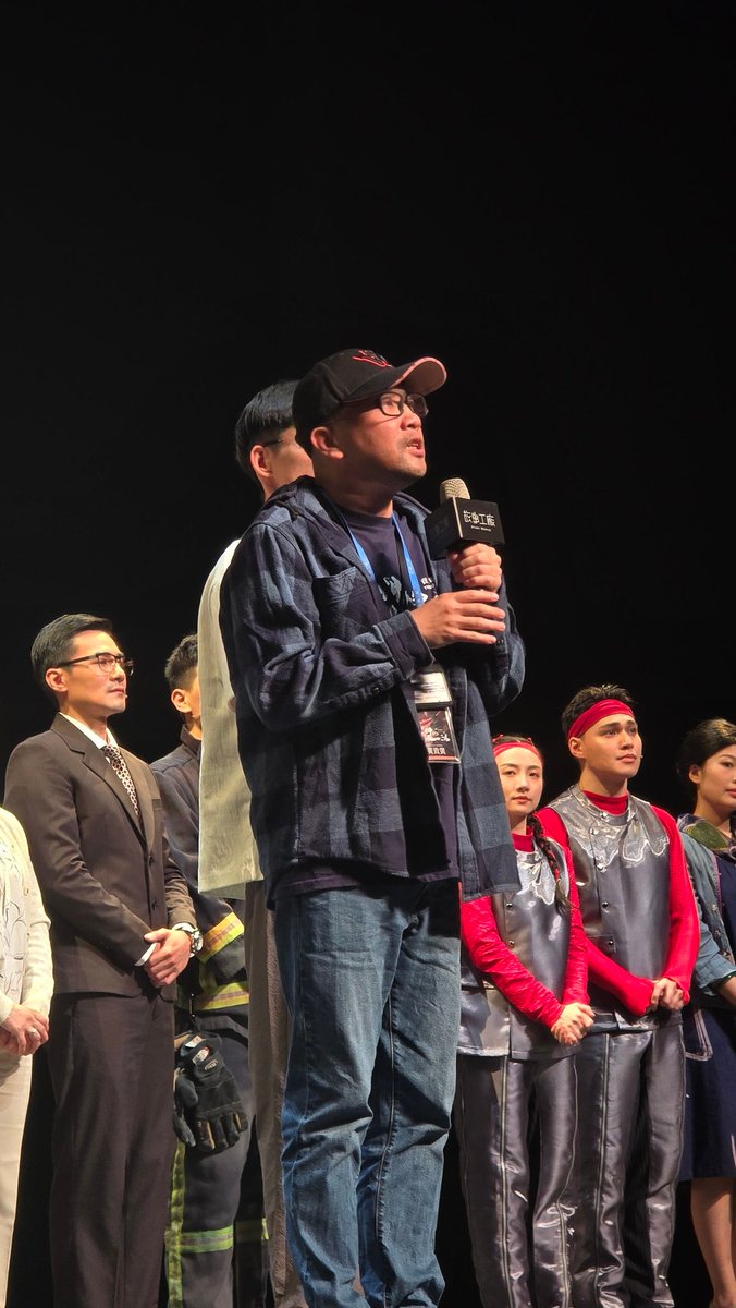 bigitsai's tweet photo. 舞台劇～火神的眼淚
第一次遇到一部看了很想再看的舞台劇，完整呈現消防員的力不從心，對家庭的無奈、救人的無奈、設備不足的無奈，���都偷偷哭了好幾次，也很生氣的握拳好幾次,救護車整台上舞台，就像真的在路上行駛一樣，雲梯在高處救人，直升機在山區吊掛救人。
ps.楊大正很符合林義陽這個角色 https://t.co/2v4AzJO3Fz