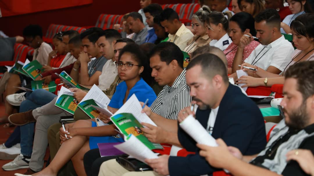 Deseos de hacer por #Cuba y de defender la Patria y el Socialismo caracterizan a los participantes en el II Pleno del Comité Nacional de la UJC. Allí dialogamos sobre lo hecho y los retos, que por colosales que parezcan, unidos los venceremos. Ustedes son presente y futuro