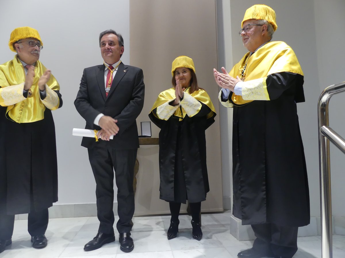 Consejo General de Médicos (@cgcom_esp) on Twitter photo 👏El Dr. Evelio Robles Agüero ingresa como nuevo Académico de Honor de la Academia de Medicina de Extremadura
<a href="/iComeca/">Colegio de Médicos de Cáceres</a>
medicosypacientes.com/articulo/dr-ro… 👏El Dr. Evelio Robles Agüero ingresa como nuevo Académico de Honor de la Academia de Medicina de Extremadura
<a href="/iComeca/">Colegio de Médicos de Cáceres</a>
medicosypacientes.com/articulo/dr-ro…