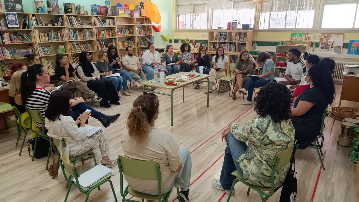 Cecilia Azorín (@ceciliaazorin) on Twitter photo El Foro por la Convivencia es una red sociocomunitaria que está compuesta por los centros educativos, entidades, recursos y servicios que trabajan en el barrio de Los Rosales, El Palmar. Merece la pena aprender de estos profesionales y ver cómo se apoyan entre sí 🙌
<a href="/EducacionUm/">Facultad Educación UM</a> El Foro por la Convivencia es una red sociocomunitaria que está compuesta por los centros educativos, entidades, recursos y servicios que trabajan en el barrio de Los Rosales, El Palmar. Merece la pena aprender de estos profesionales y ver cómo se apoyan entre sí 🙌
<a href="/EducacionUm/">Facultad Educación UM</a>