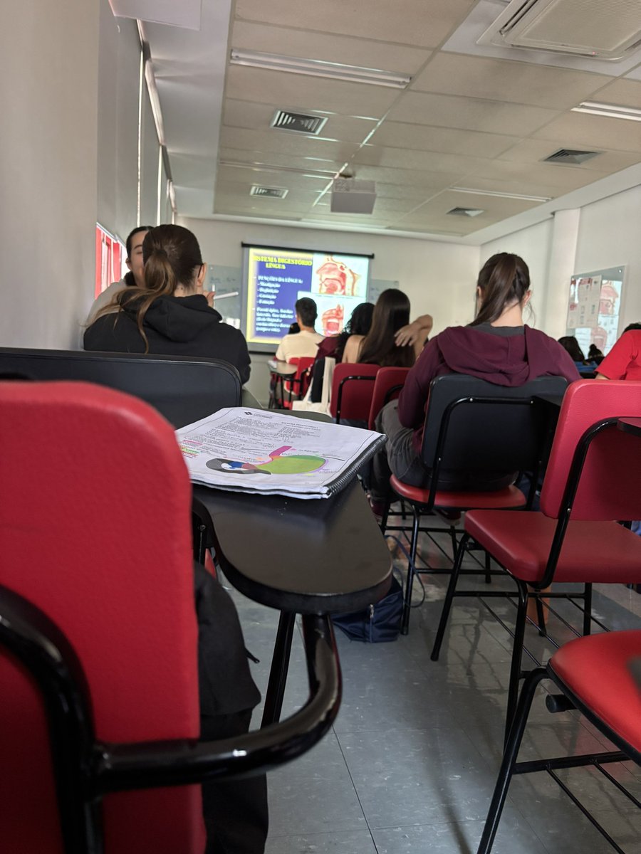 Gabrielhroque's tweet photo. Aula de anatomia check 😭a teórica nao é legal https://t.co/G1FqXgiUId