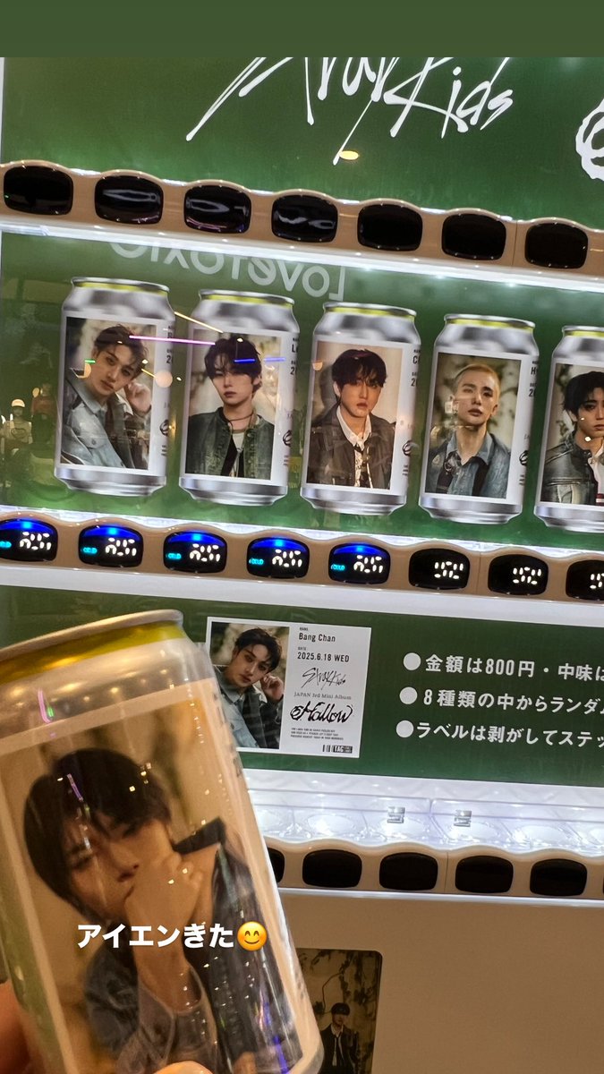 tabe0506's tweet photo. 店員さんに「こぼれるのでお気をつけてお気をつけてください」と言われて？？だったけど、食べた瞬間青い砂糖がこぼれまくり😱
白いニットは着ない方がいいでしょう。あと、映画館内の座席でも食べない方がいいかも…明るい広い場所推奨😊
別の階では自販機もあって初めて買いました〜2台並んでたよ。 https://t.co/JRLRRLEifz