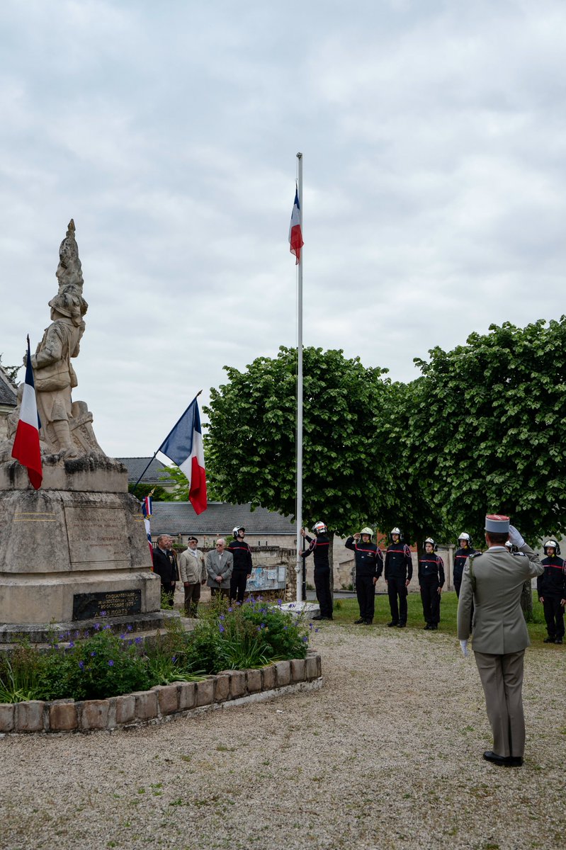 #8Mai : aux morts 🇫🇷

Le 2e régiment de dragons était présent aux commémorations du 8 mai dans ses villes environnantes, pour rendre hommage à celles et ceux qui ont servi et qui servent la France, jusqu’au péril de leur vie.

#EnLeurSouvenir 
@armeedeterre