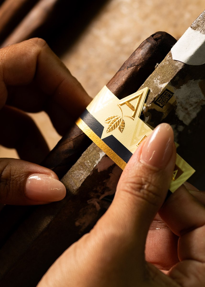 Wrapped with care.

From the hands of our artisans, to yours🍂

#ArtistaCigars