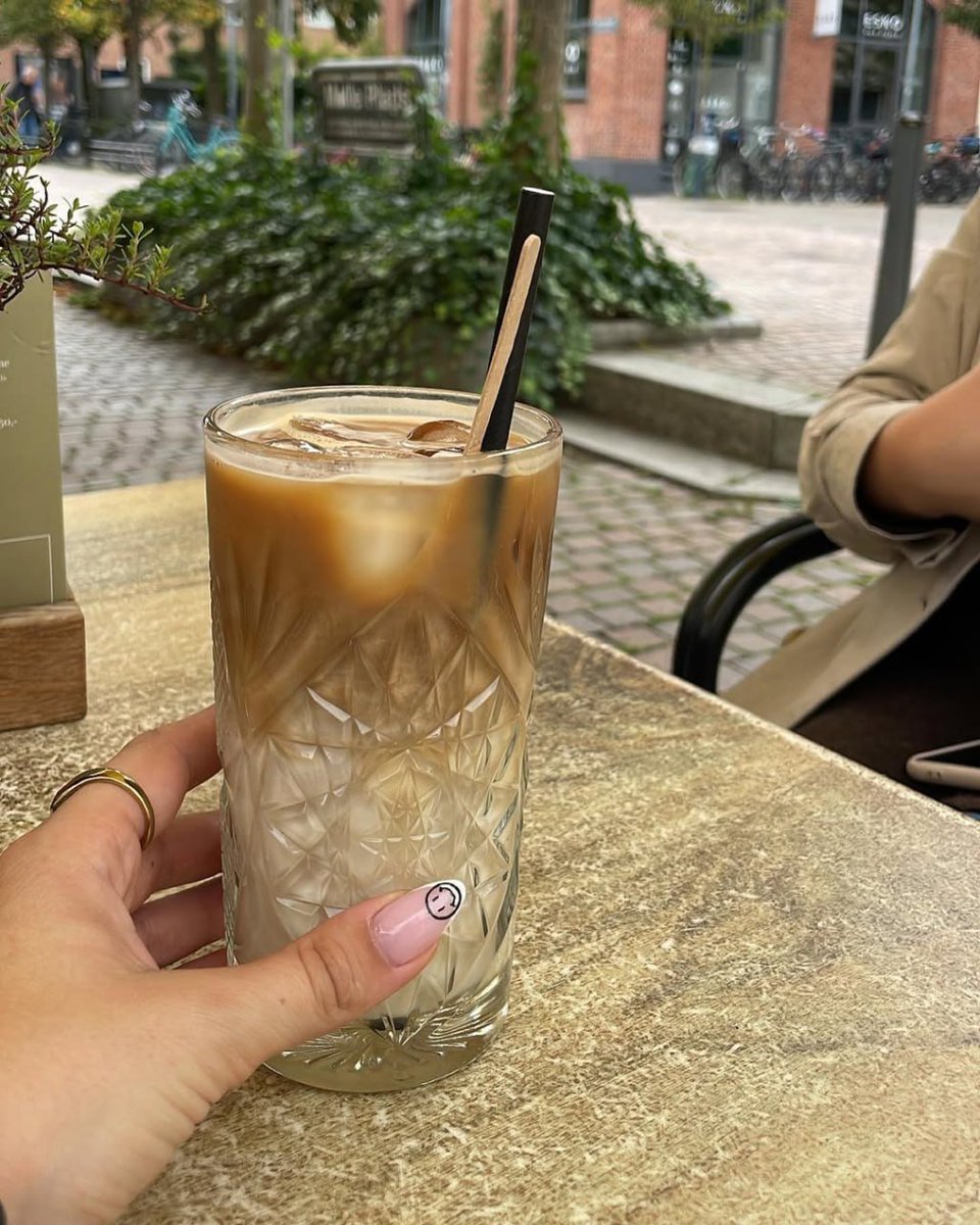 How would you describe Monday..
They are the ones who did my beautiful nails🤍) #advertisement The evening ended cleanly with a party with lots of beautiful people.