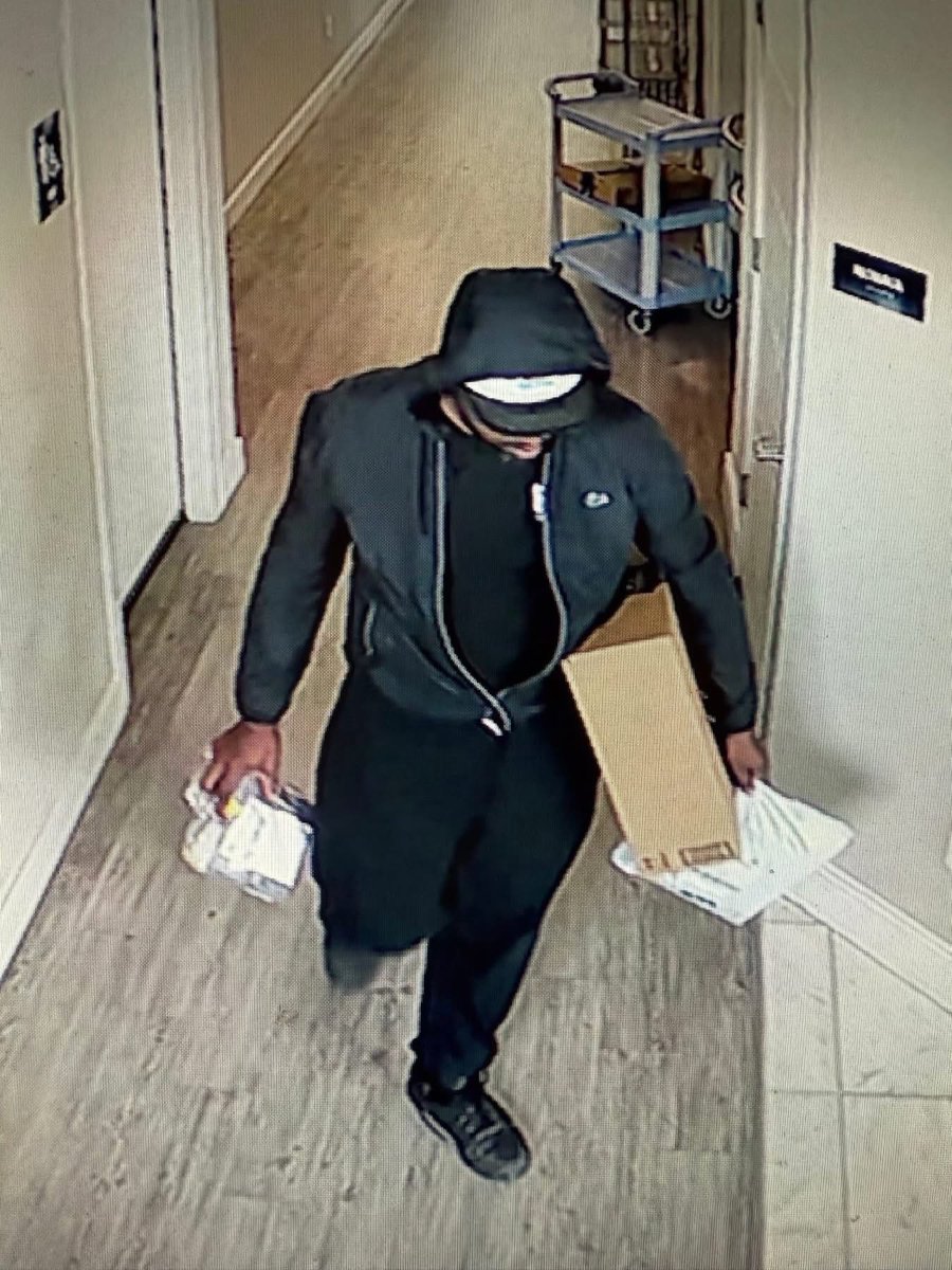 BriWonderlust's tweet photo. A door dasher stole my package 🥹
Caught you on camera...I'm calling the police. https://t.co/frl9DAGYTm