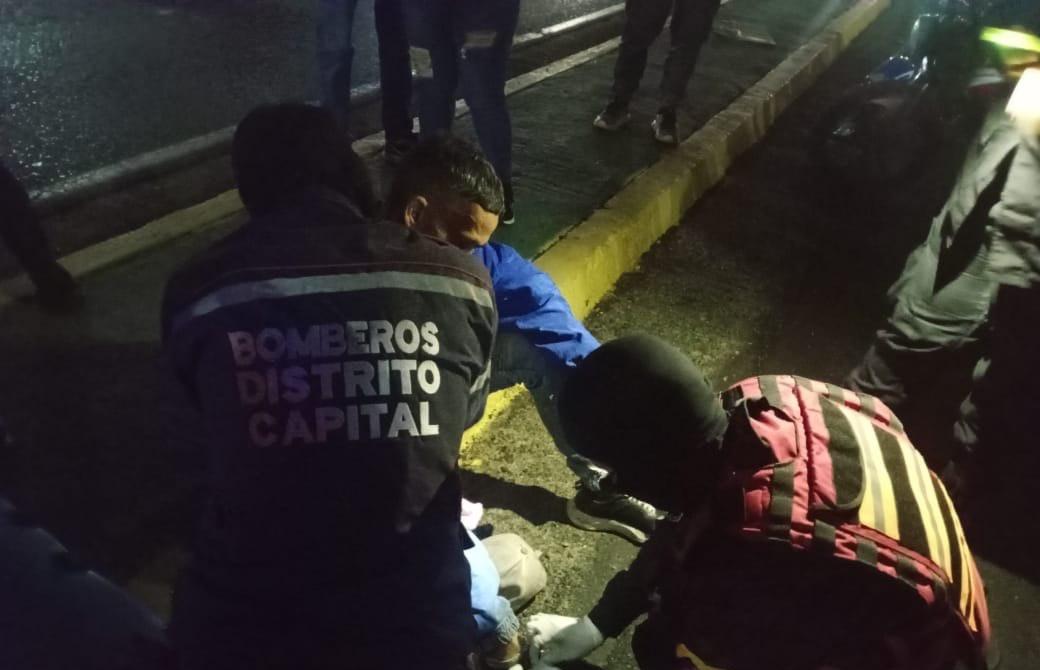 #Caracas Parroquia  San Jose, avenida Panteón.

Un Masculino fue embestido por un vehículo en marcha, presentando traumatismos leves, en el lugar ya se encontraba personal de P.N.B tránsito, efectivos del CBC le brindaron la debida atención
prehospitalaria.
