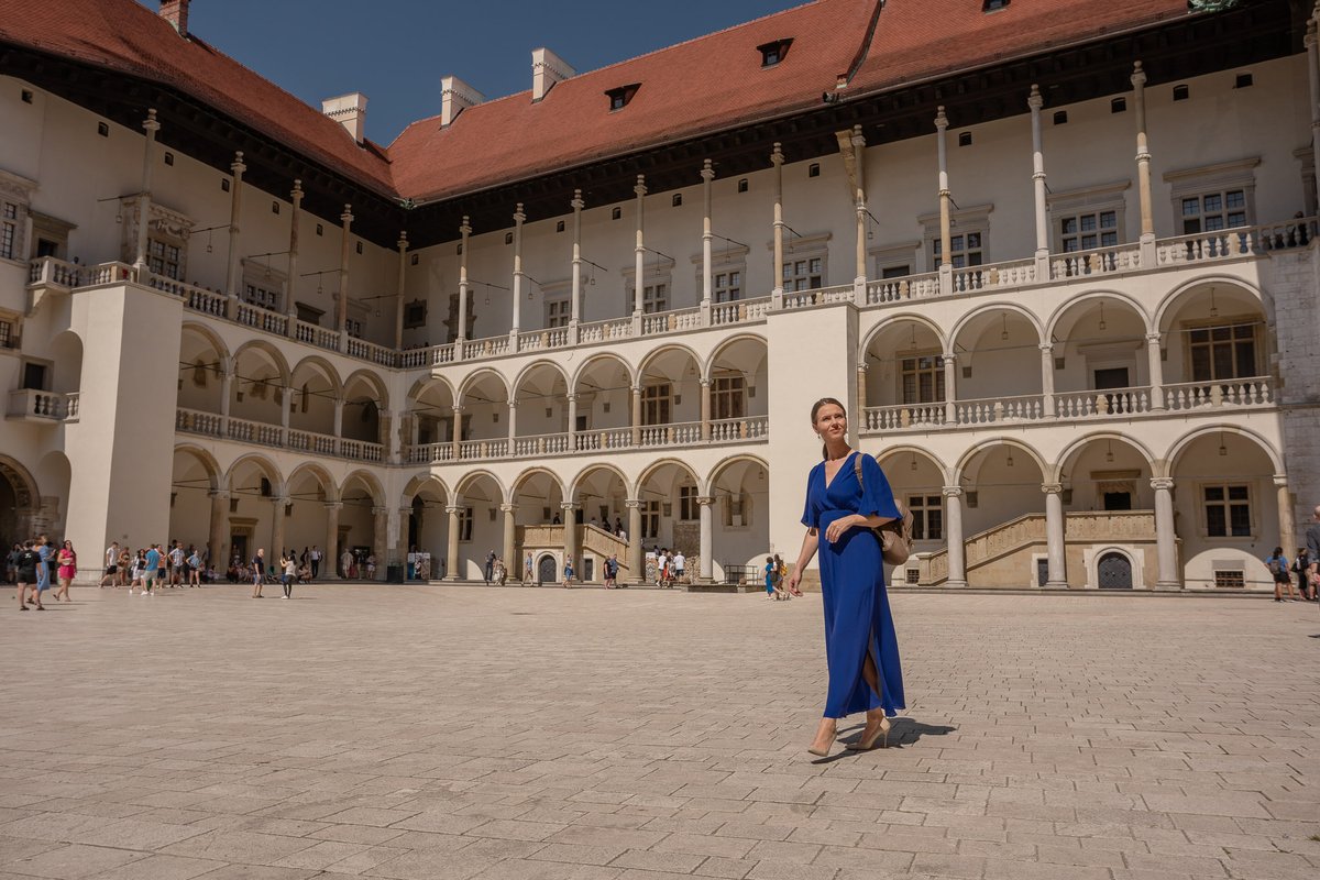 👑✨ Wawel Castle’s Arcaded Courtyard in Kraków is Renaissance elegance at its finest.

Designed by master architects in the 1500s, this courtyard once hosted royal parties and theatre shows. Today? It’s still stealing the spotlight. 

#VisitPoland