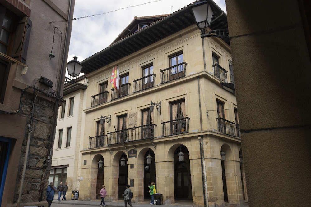 Euskaraldiarekin bat egin du Errenteriako Udalak
oarsoaldea.hitza.eus/2025/05/08/eus…
Argazkia: Izaro Perez Loperena <a href="/EHBilduOrereta/">EH Bildu Orereta/Errenteria</a> <a href="/ElkarrekinRente/">Elkarrekin Podemos-IU-AV Errenteria</a> <a href="/PSE_Errenteria/">PSE-EE Errenteria/❤️🌹</a> <a href="/eajerrenteria/">eaj pnv errenteria</a> <a href="/euskaraldia/">EUSKARALDIA</a> #Errenteria #Orereta