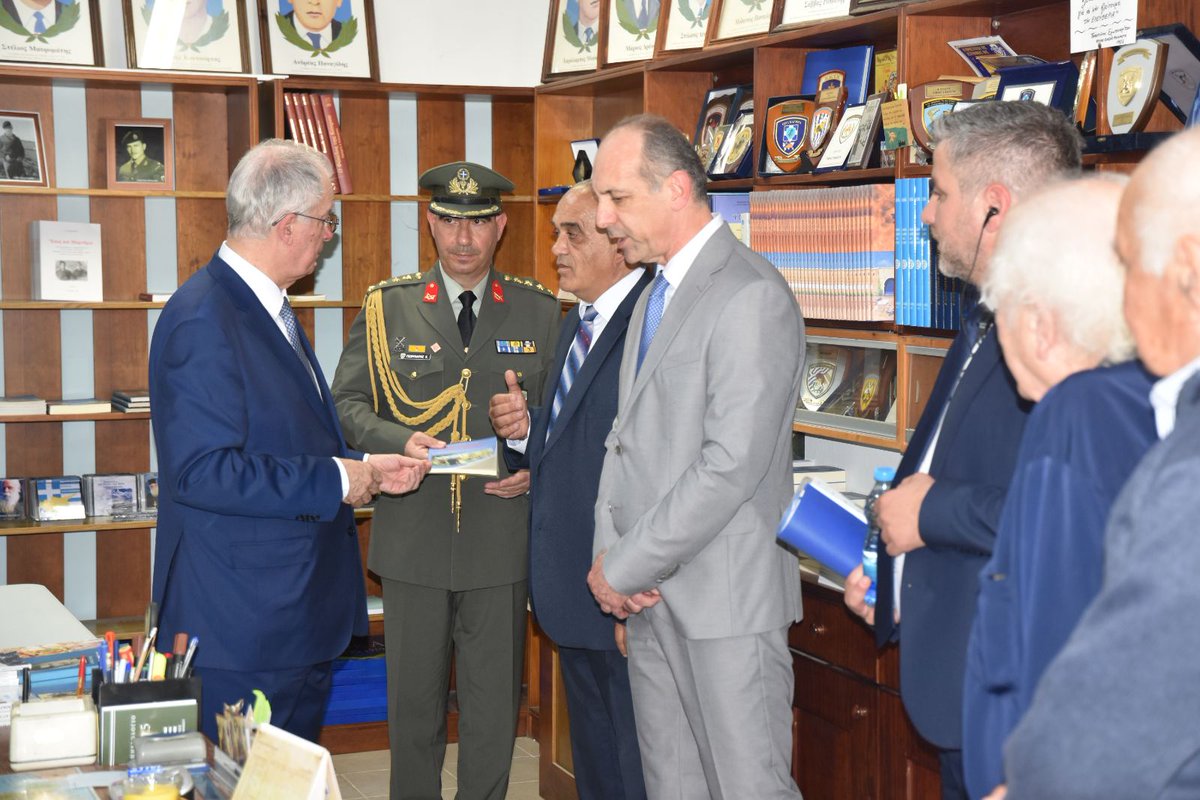 Τον Πρόεδρο της Ελληνικής Δημοκρατίας συνόδευσε ο Υπουργός Δικαιοσύνης και Δημοσίας Τάξεως στα Φυλακισμένα Μνήματα, στο πλαίσιο της επίσημης επίσκεψης του στην Κύπρο.