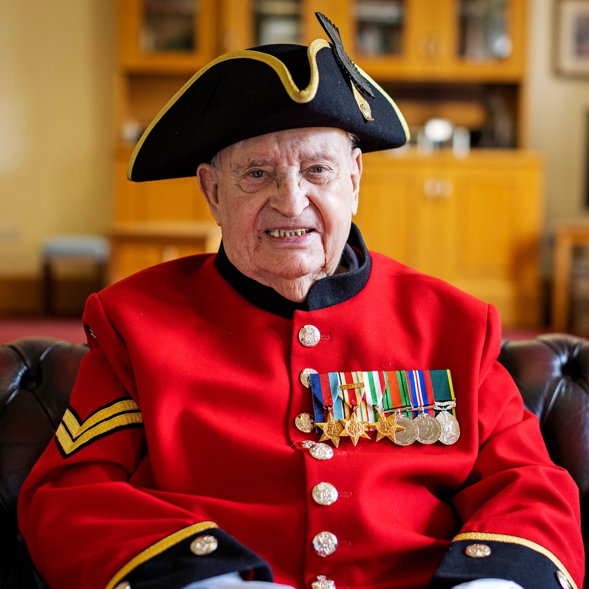 As the Royal Hospital Chelsea marks the 80th anniversary of VE Day, we reflect not only on the end of the Second World War, but on the lived experiences of those who served. Among them, Chelsea Pensioners Brian Howarth &amp; John Morris - Read their stories: loom.ly/lBtGsRI
