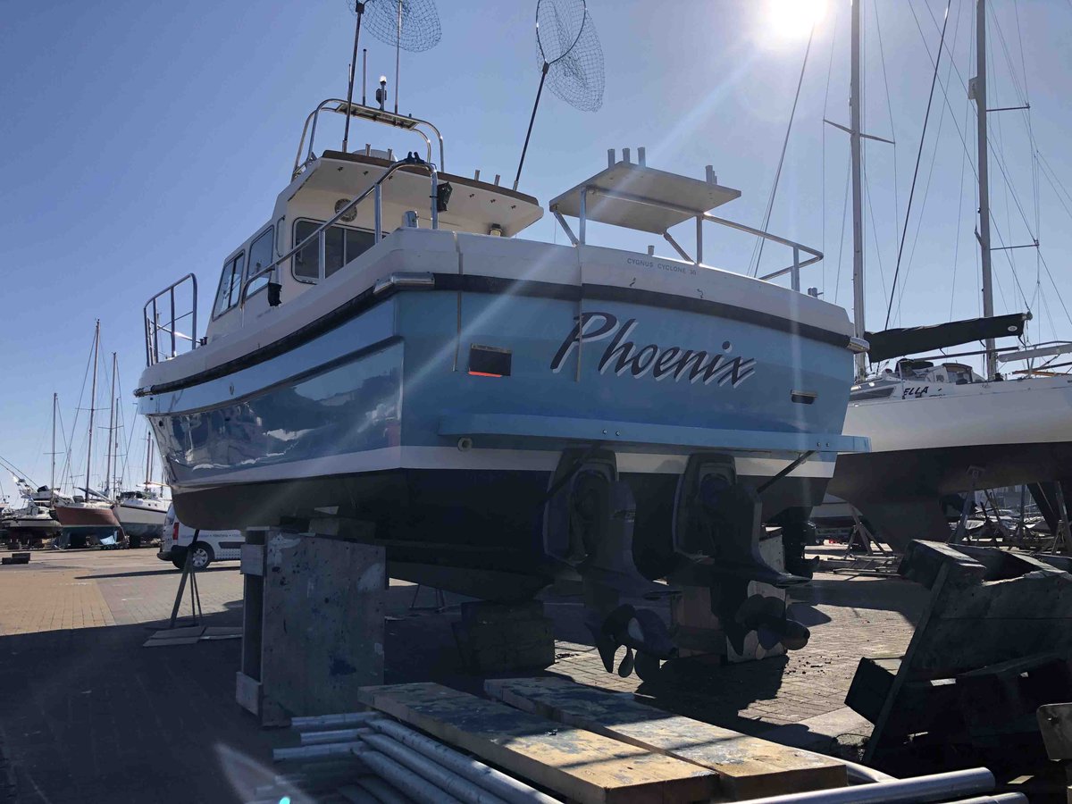 amyajdesigns's tweet photo. Last week took us to the @WPNSA  to fit a white stripe to 'Phoenix'. We applied a gloss white stripe all the way around, just above the waterline.

Vinyl graphics are a great way of refreshing your boat without the added time &amp; costs of painting!
#boatgraphics #vinylwrapping https://t.co/czB07MteB0