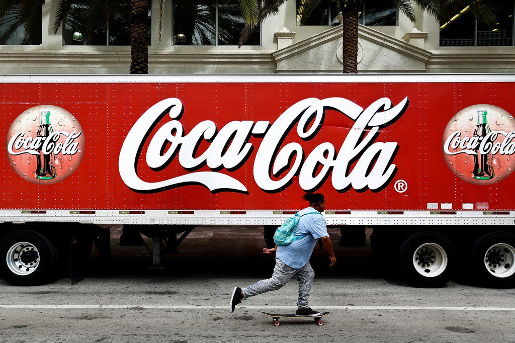 “Coca-Cola”:
Porque hoy se cumplen 139 años desde su fundación.