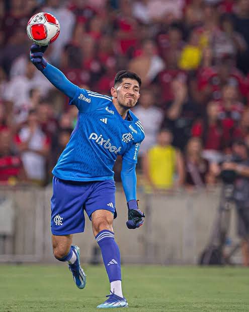 golsdobrasil1's tweet photo. 🚨🚨🚨 CARRO ALVEJADO! 

Na tentativa de assalto a jogadores do Flamengo, o carro onde estava o goleiro Rossi, que é blindado, chegou a ser alvejado com quatro tiros, na altura de Bonsucesso, Zona Norte do Rio.

🗞️ @geglobo https://t.co/UIPO7XMRu5