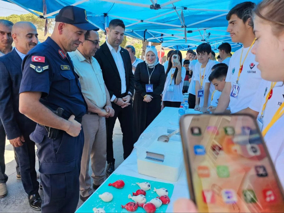 İlçe Milli Eğitim Müdürümüz Sn. Şerafettin YAPICI ve Söke Belediye Başkan Yrd. Sn. Yağız PULLUKÇU, Bağarası Kemalpaşa Ortaokulu tarafından düzenlenen TÜBİTAK 4006 Bilim Fuarı'nın açılışına katıldılar.
~
<a href="/yapiciserafetin/">Şerafettin Yapıcı</a>