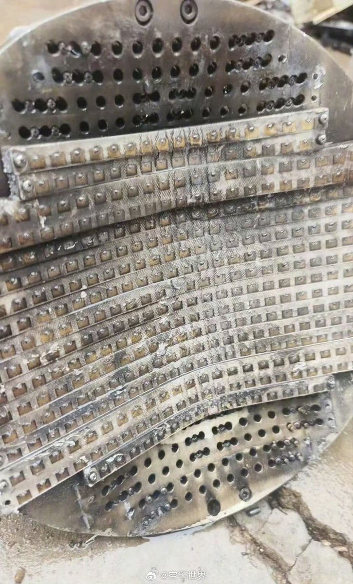 sugar_wsnbn's tweet photo. インド領内で発見されたPL-15E AAMの残骸とされる物
KuバンドAESAシーカーなら輸出型は射程は落ちていても誘導性能や対ECM性能は落ちていないはず。
なお生産日時2015年7月……
確かにPL-12後継として開発されたこの世代のAAMですしPL-15後継の開発も進む昨今とはいえ中国にとっては10年前の水準か…… https://t.co/bFJYZAgUMx
