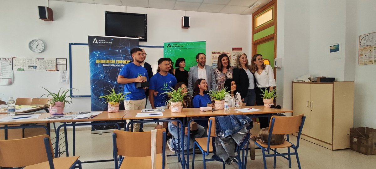 cadegranada's tweet photo. ¡¡YA TENEMOS GANADOR!!🏆 ENERGÍA AZUL 
¡ENHORABUENA! Entrega el premio el director del #IESLAZAFRA #EmprendeAND https://t.co/hpNLS4jEbV