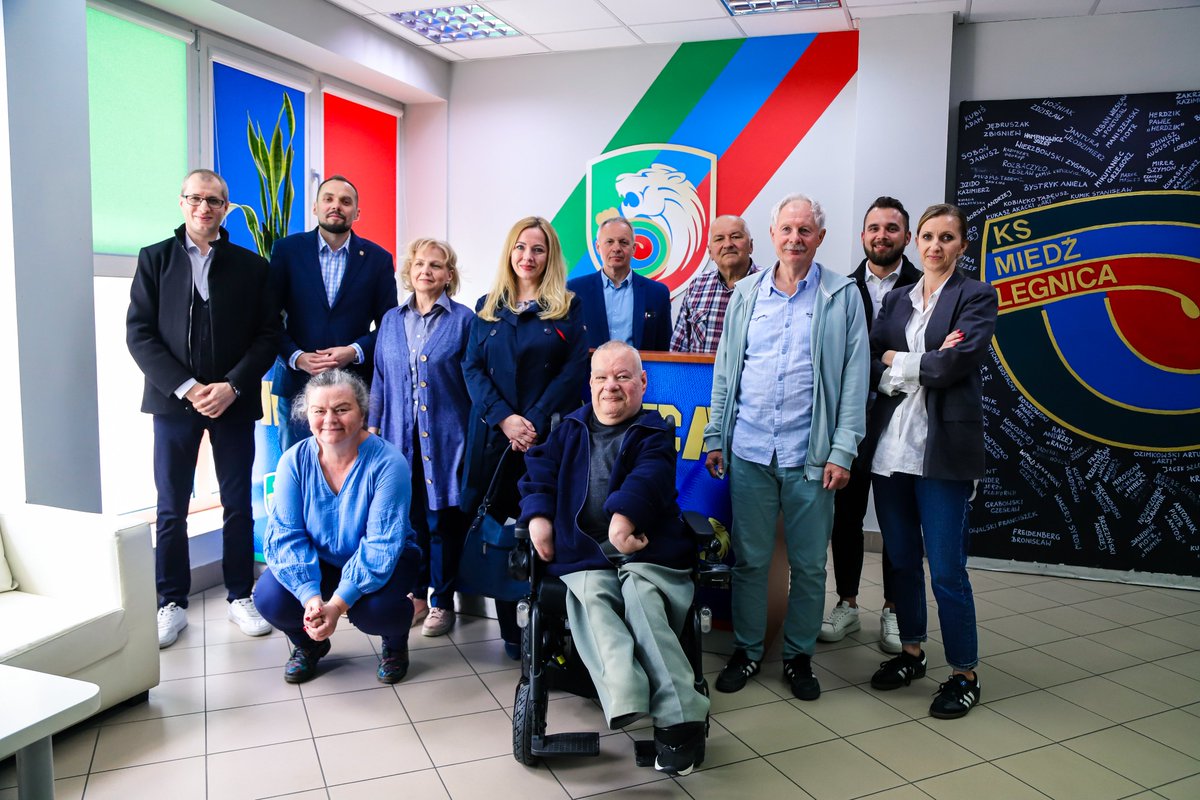 Członkowie Komisji Edukacji, Kultury i Sportu Rady Miejskiej Legnicy odwiedzili klubowe pomieszczenia na Stadionie Miejskim im. Orła Białego w Legnicy 🏟️

Dziękujemy za wizytę 🤝