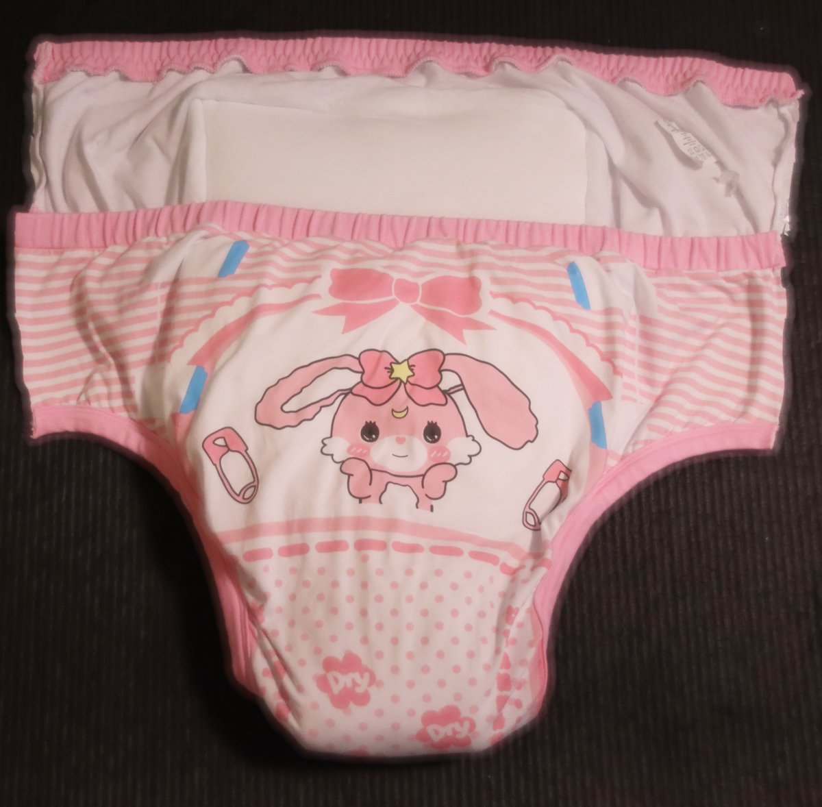 先日買ったLittleForBigさんのトレーニングパンツ。
サイズを間違えて大きいの買ってしまったので自分でサイズ調整してみました!行ったのは腰の部分をカットして縫い直し。結構適当にカットしたのですが思ったよりしっくりくるサイズ感になりました! 