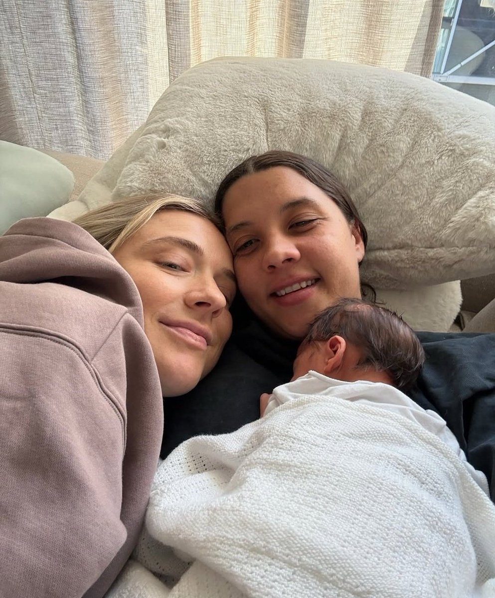 MAMÃES! 👶

As jogadoras Sam Kerr 🇦🇺 e Kristie Mewis 🇺🇲 tiveram seu primeiro filho, Jagger. Fofos 💖