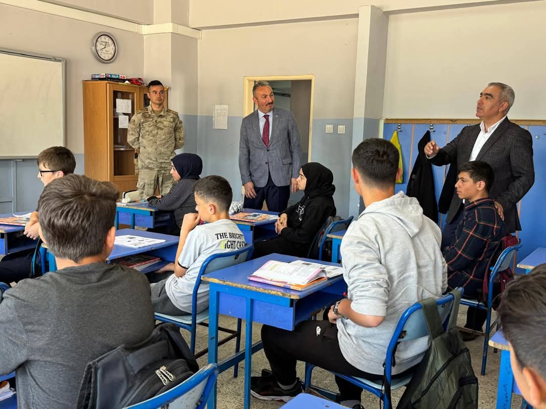 Kaymakamımız Kadir ALGIN ve İlçe Millî Eğitim Müdürümüz Metin KAYA, 75. Yıl İMKB İmam Hatip Ortaokulu’nu ziyaret etti. Sınıfları gezerek öğrencilerle sohbet ettiler. Ziyarete İlçe Emniyet Müdürü ve Jandarma Komutanı da eşlik etti. Teşekkür ediyor, başarılar diliyoruz.