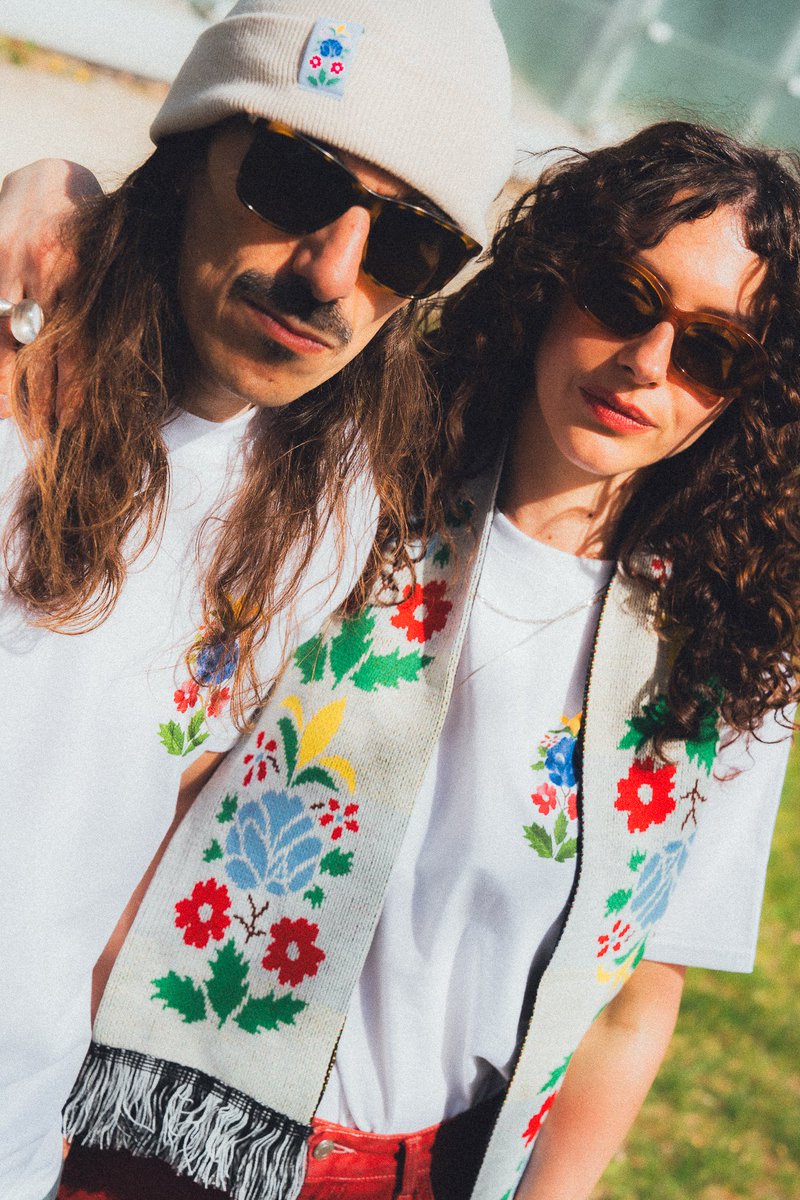 „Etnoalternatywa. Nowe spojrzenie na modę ludową” to nie tylko wystawa – to też styl!

Przygotowaliśmy limitowaną kolekcję gadżetów inspirowanych śląskim haftem z lat 20. XX wieku 💥

👕 Bluzy, koszulki, skarpetki, czapki, szaliki 

🎉 Tylko na wernisażu – w specjalnej cenie!